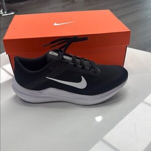 NEW Nike Men’s Sz10 Air Winflo 10 Running Shoes in Black/White (with box)